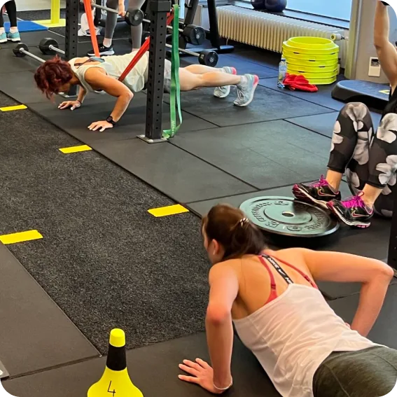 Vrouwen trainen samen op de vloer van de Workoutclub